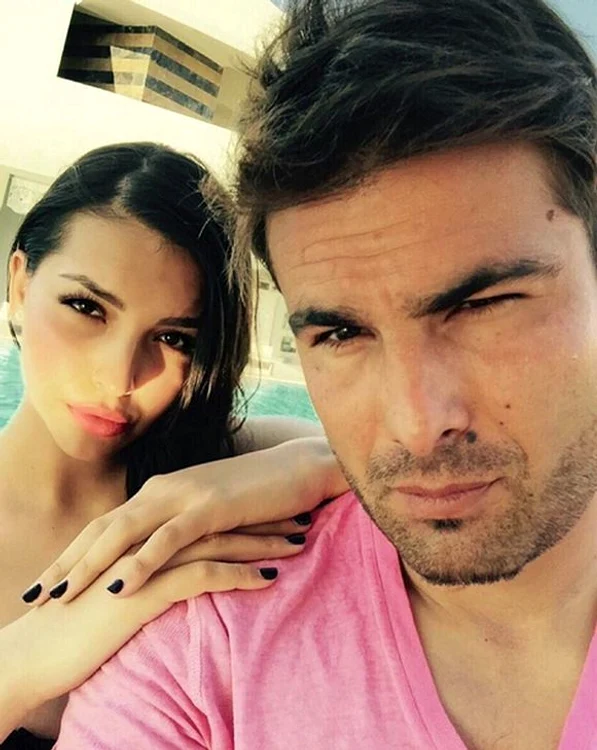Fotbalistul este îndrăgostit până peste cap de frumoasa brunetăFoto: Arhiva personală