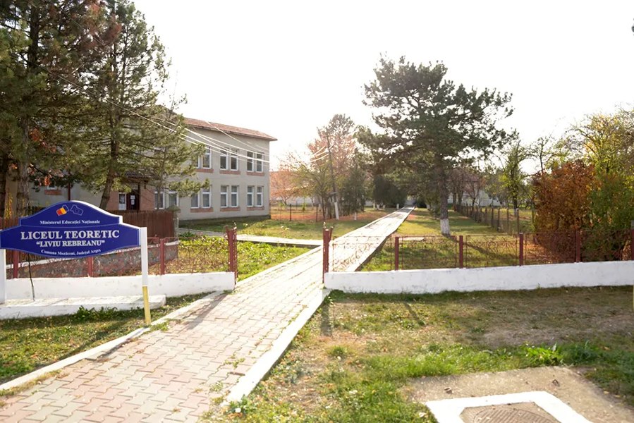 O profesoară în vîrstă de 47 de ani a murit în cancelaria liceului. S-a înecat după o criză de tuse 