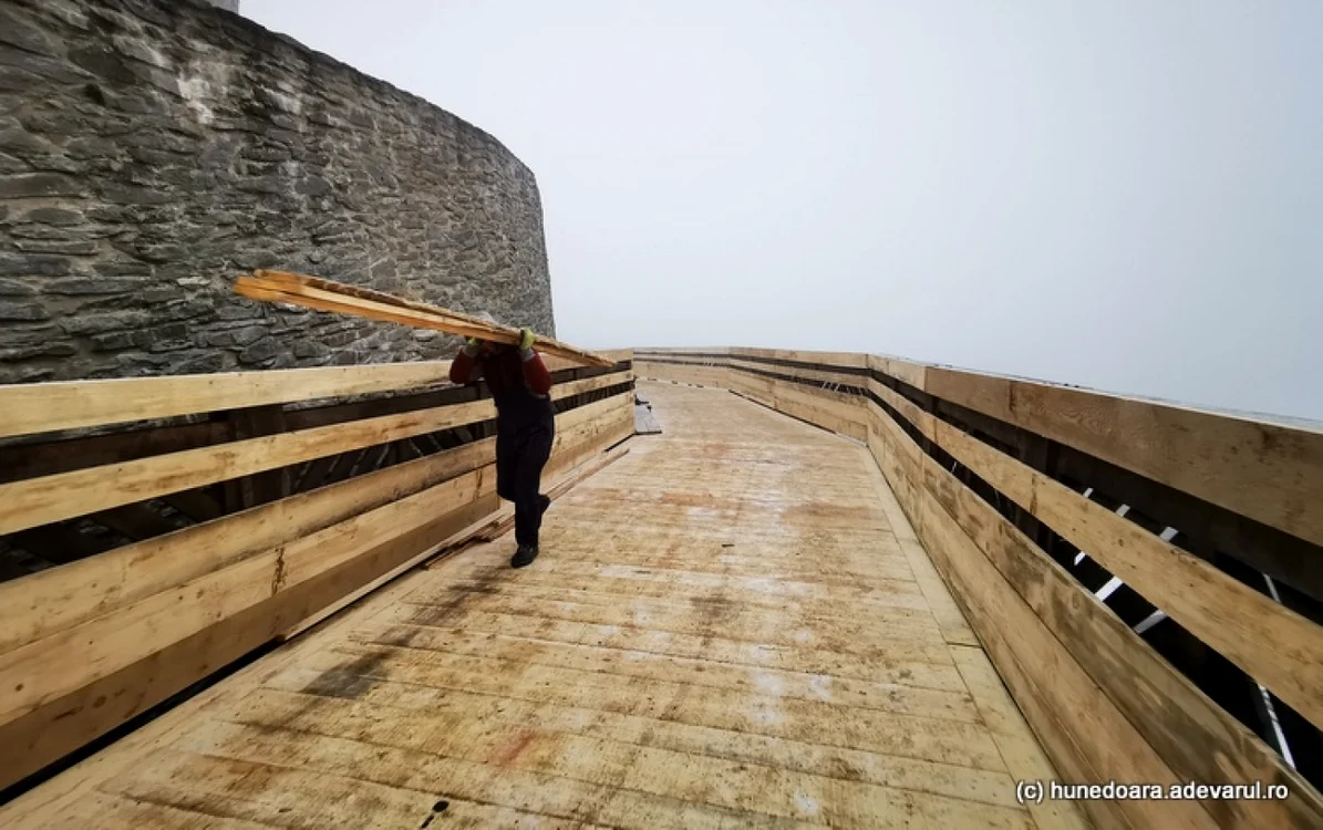 Lucrări la Cetatea Devei. Foto: Daniel Guţă. ADEVĂRUL