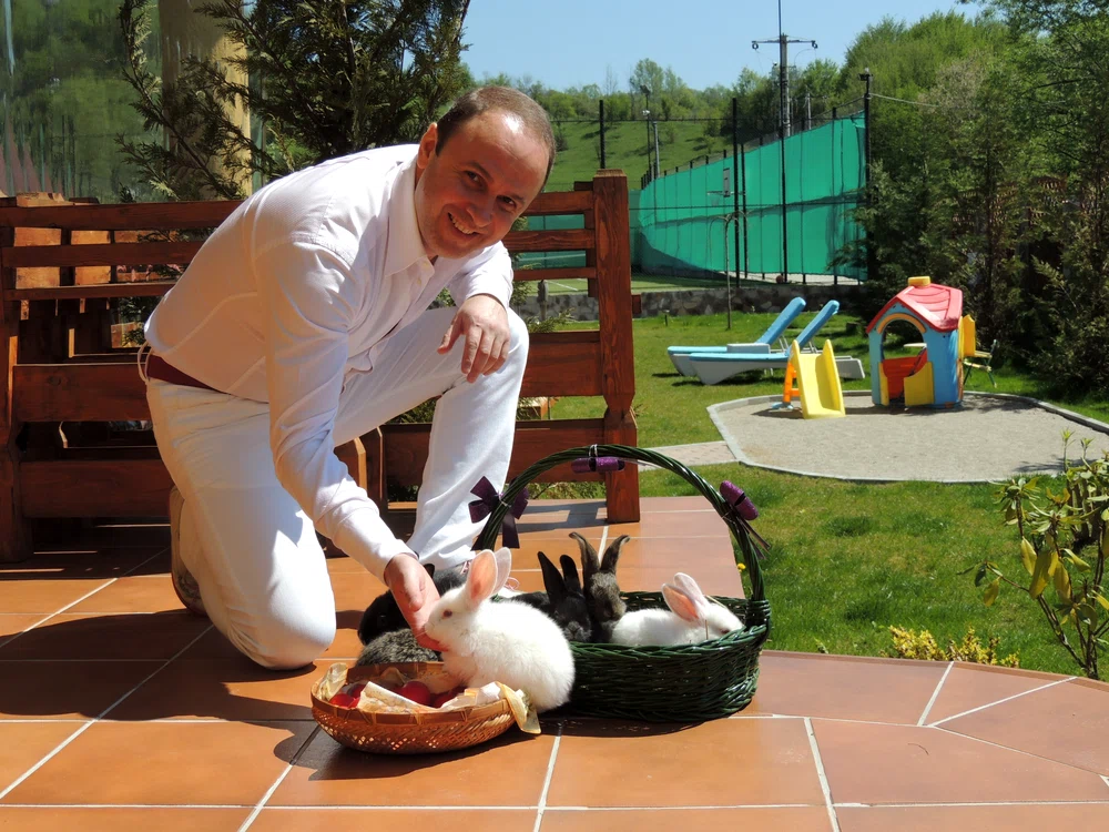 
    Grig Chiroiu a primit iepuraşi, de Paşte  