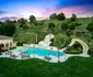 Zona de relaxare e chiar la baza unei coline.