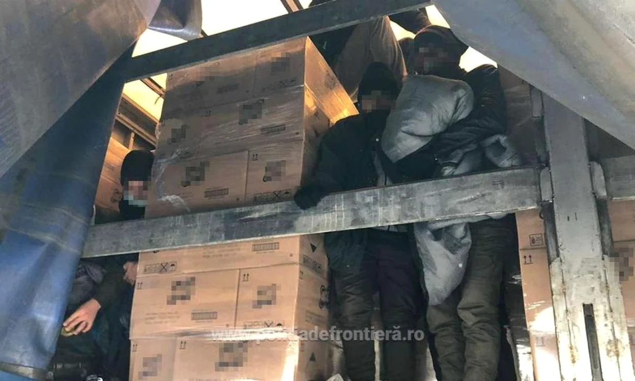 Migranţi afgani ascunşi printre mărfurile din camion FOTO Poliţia de Frontieră