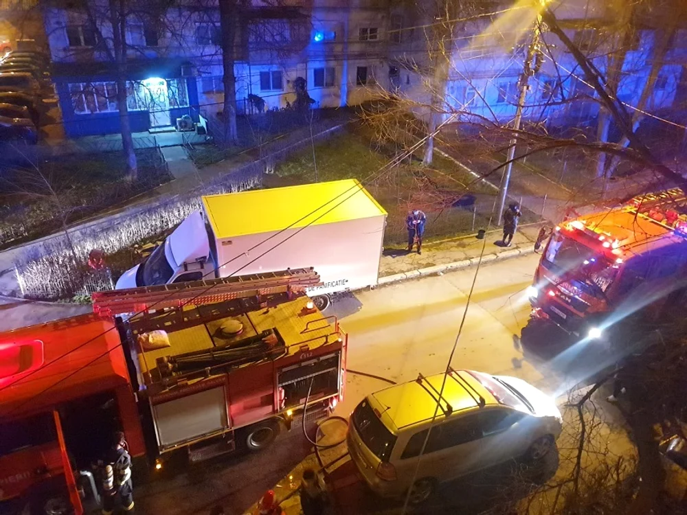 
    Incendiul a afectat încă trei apartamentefoto: ISU Galați  