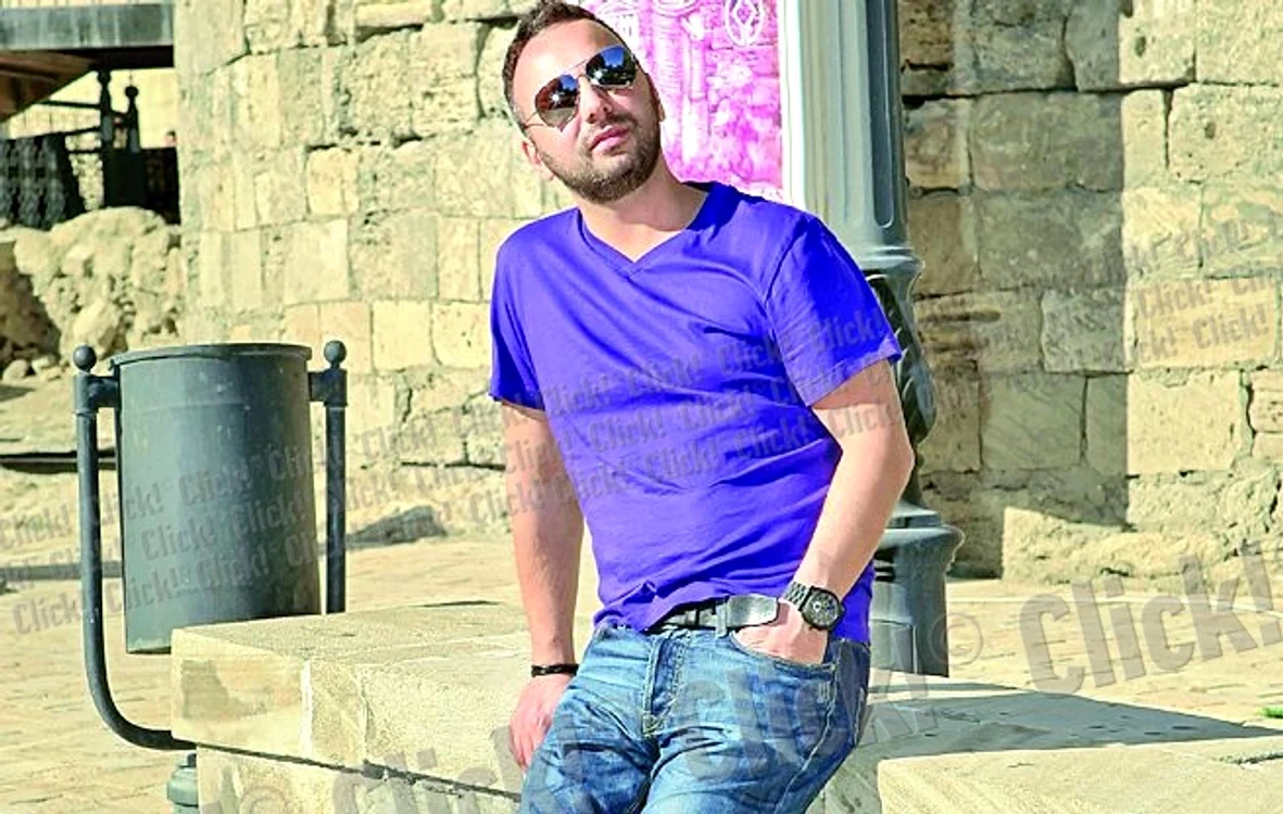 Ovi, pe străduţele  din Baku, în  apropierea unui  turn foarte vechi