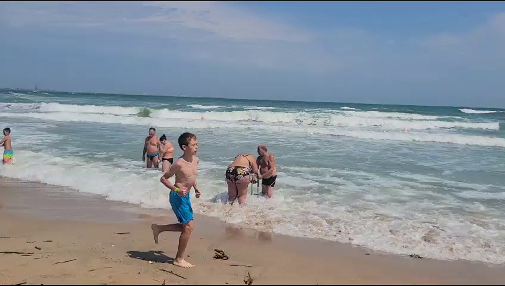 Gest de o inconștiență rară la Eforie Nord. O femeie a intrat în apă cu cadrul ajutător de mers și a fost la un pas să se înece VIDEO
