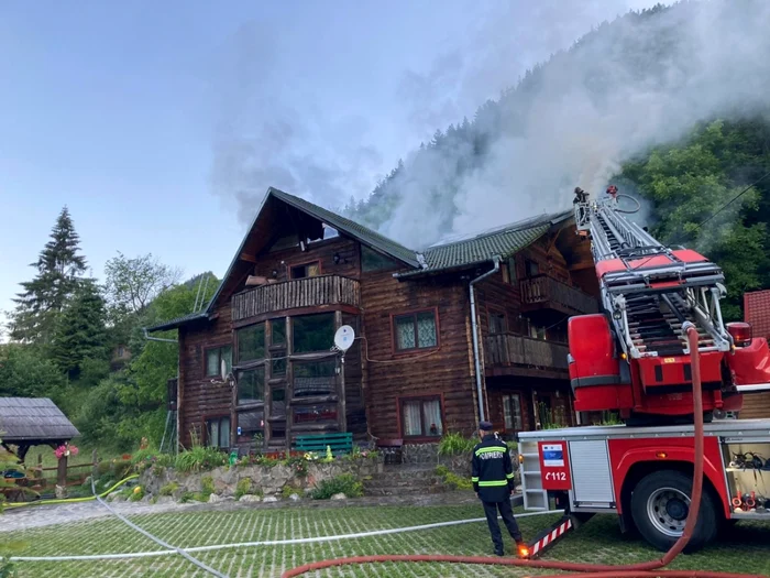 Cabana plină cu 50 de copii aflaţi în tabără de la Râu Sadului - Sibiu care a luat foc Foto ISU Sibiu