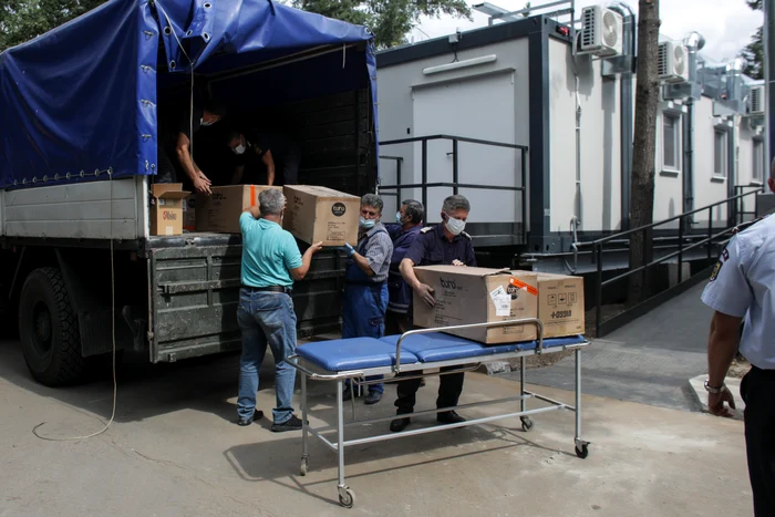 Descărcarea materialelor necesare funcționării ca secție ATI a spitalului modular din curtea spitalului Elias