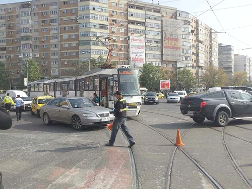 Accidentul a avut loc în intersecţia Şos. Mihai Bravu-Calea Vitan, sensul spre mall
