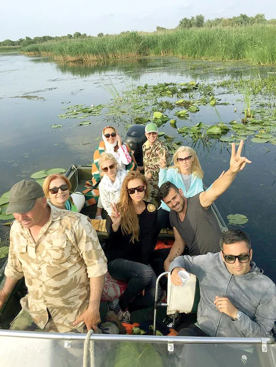Alături de prieteni, în excursiile cu barca