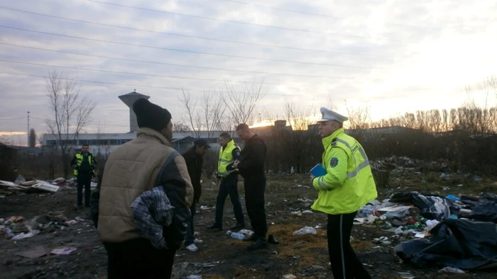 Deţinuţii au mers lângă Şendreni şi au adunat gunoaiele în saci de plastic. Foto: Adevărul