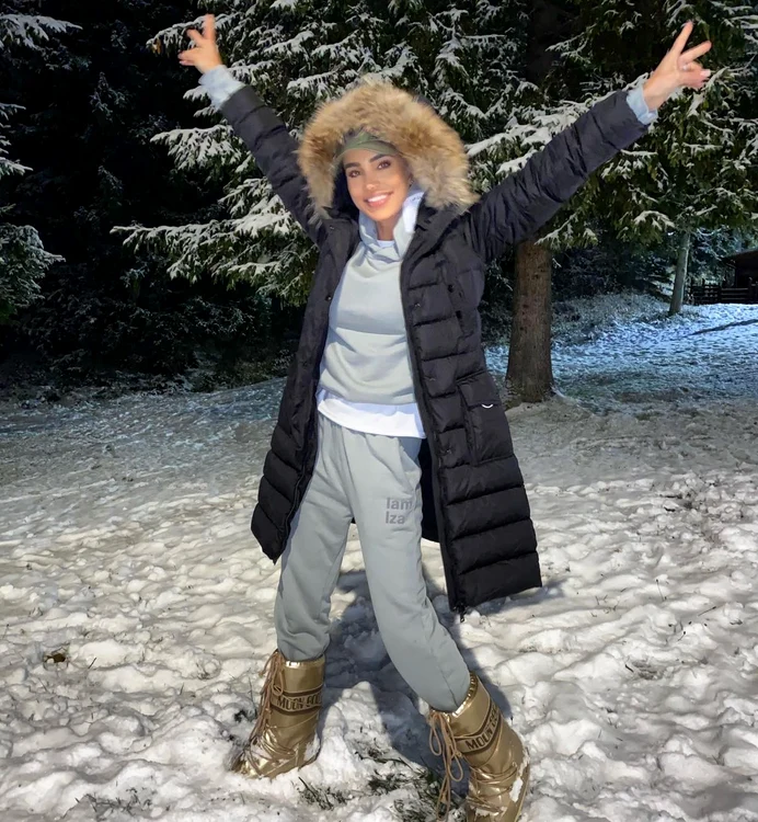 
    Adelina Pestrițu se bucură ca un copil că „a venit iarna”  