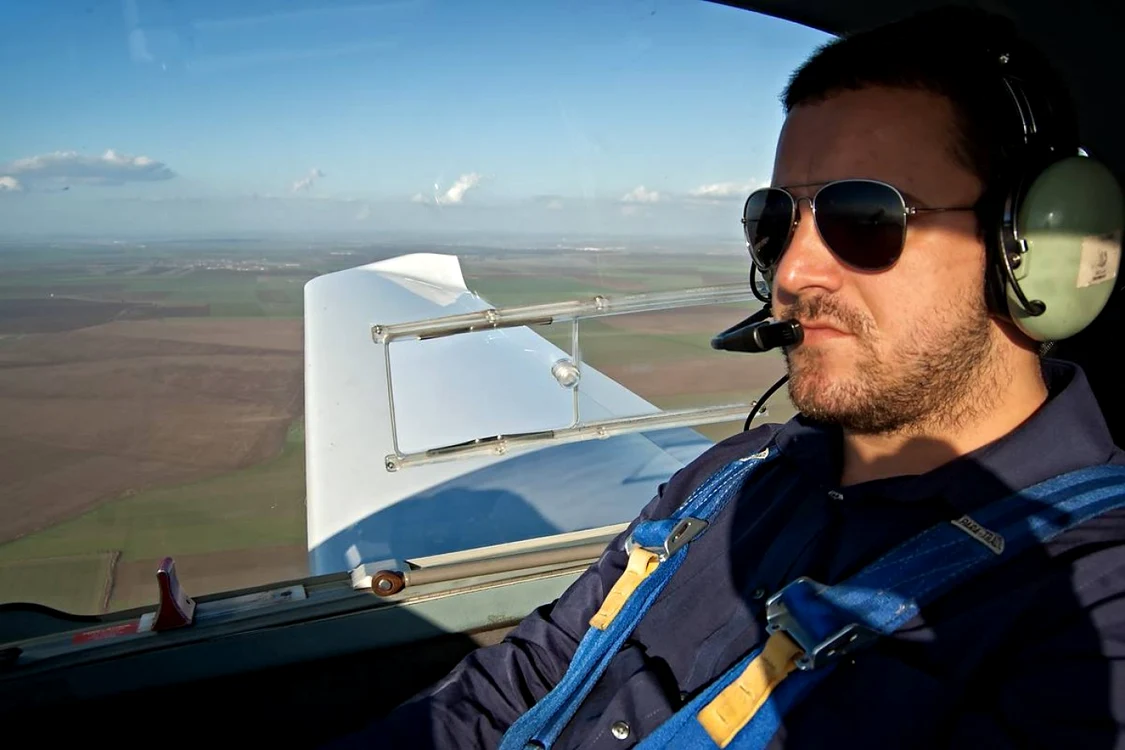 Adi Dulău este pasionat de avioane din copilărie. Foto: Facebook/ Adrian Virusu