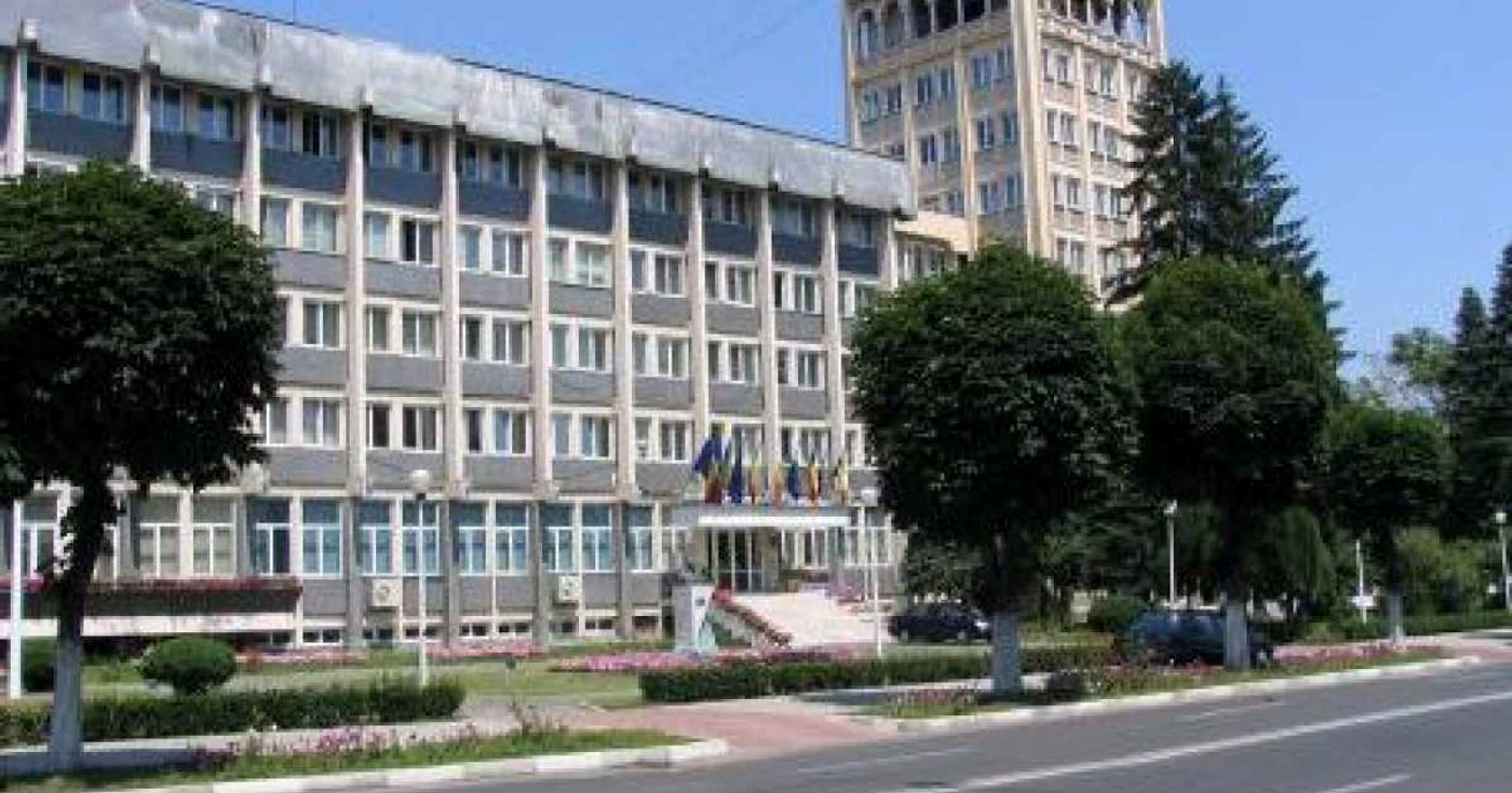 S-au pus refectoarele pe Prefectura Vâlcea