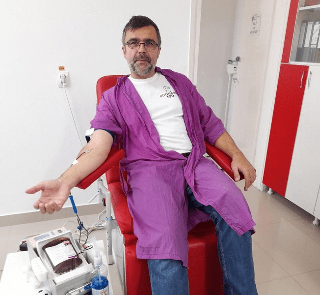 Poliţist din Neamţ, record la donarea de sânge. Din 2001, Dan Vasiliu a ajuns la recoltarea cu nr. 100 