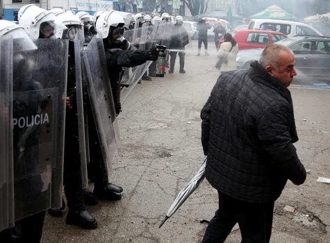 Scene violente între protestatari si poliţişti dupa ce a fost atacat sediul unui partid din Albania. FOTO EPA-EFE