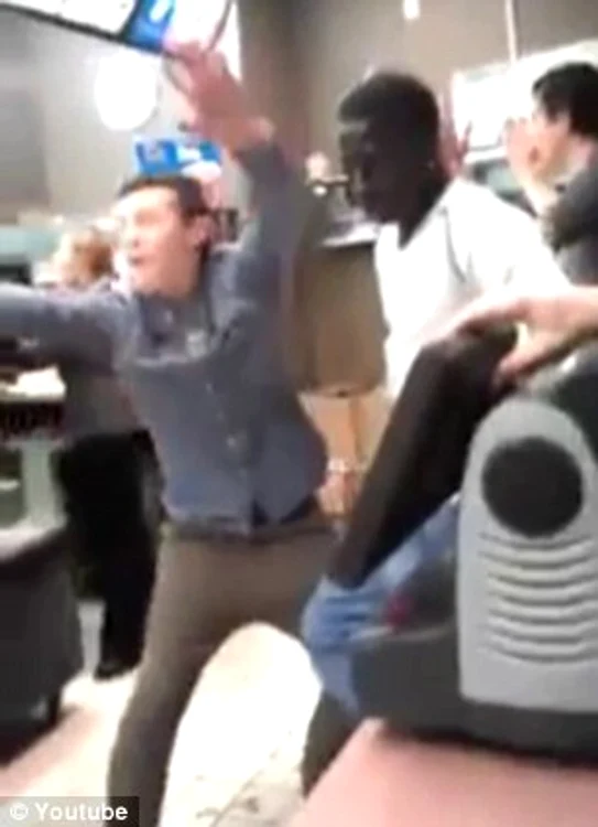 Panică la McDonalds. Copiii au devastat localul.