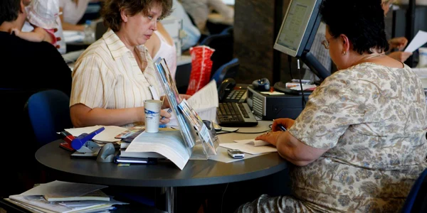 Peste patru milioane de români au trecut pe la ghişeul băncii pentru a semna acte adiţionale la contracte în baza Ordonanţei 50