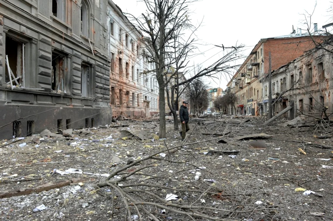 Războiul în Ucraina ţine de aproape două săptămâni şi atacurile asupra zonelor rezidenţiale din oraşe sunt din ce în ce mai distrugătoare. FOTO: AFP