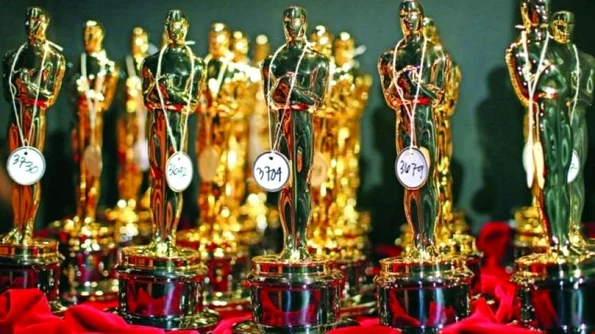 Cine a pozat nud pentru statueta Premiului Oscar jpeg