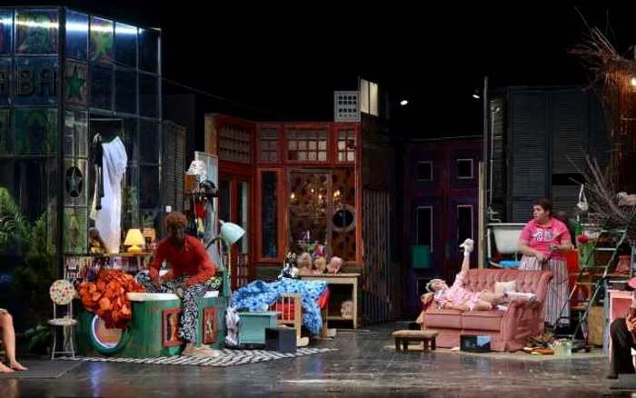 Imagine din spectacolul „Family Affairs”