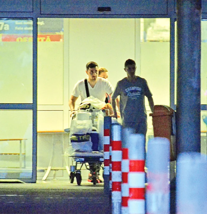 Alin și Gina ies cu coșul plin de cumpărături