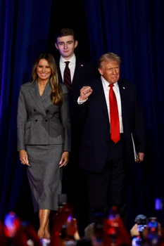 Melania Trump, Barron Trump, Donald Trump în noaptea victoriei. FOTO: Getty Images