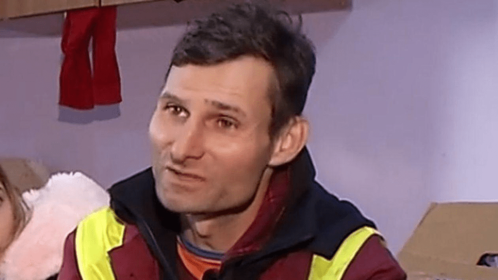 Miracol de Crăciun pentru Marius, măturătorul care nu a îndrăznit să intre la serbarea fiicei sale. Ce cadou uriaș va primi