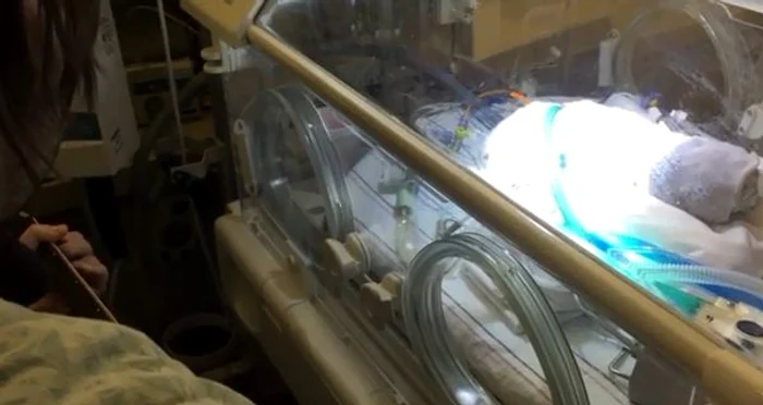 Cu cântecul său, tatăl a reuşit să îşi ţină fiul în viaţă patru zileFoto: Captură Youtube