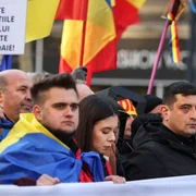 Reprezentanți ai partidului AUR și simpatizanți ai acestora și ai candidatului independent Călin Georgescu participă la o acțiune de protest cu titlul „Miting pentru democrație“ în București. FOTO Inquam Photos / George Călin