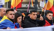 Reprezentanți ai partidului AUR și simpatizanți ai acestora și ai candidatului independent Călin Georgescu participă la o acțiune de protest cu titlul „Miting pentru democrație“ în București. FOTO Inquam Photos / George Călin