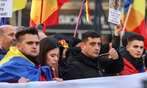 Reprezentanți ai partidului AUR și simpatizanți ai acestora și ai candidatului independent Călin Georgescu participă la o acțiune de protest cu titlul „Miting pentru democrație“ în București. FOTO Inquam Photos / George Călin