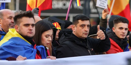 Reprezentanți ai partidului AUR și simpatizanți ai acestora și ai candidatului independent Călin Georgescu participă la o acțiune de protest cu titlul „Miting pentru democrație“ în București. FOTO Inquam Photos / George Călin