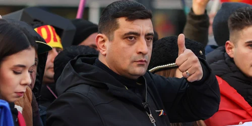 Reprezentanți ai partidului AUR și simpatizanți ai acestora și ai candidatului independent Călin Georgescu participă la o acțiune de protest cu titlul „Miting pentru democrație“ în București. FOTO Inquam Photos / George Călin