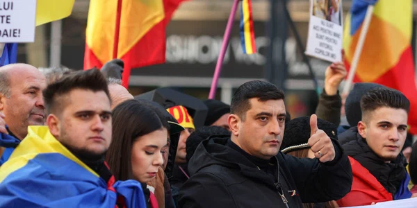 Reprezentanți ai partidului AUR și simpatizanți ai acestora și ai candidatului independent Călin Georgescu participă la o acțiune de protest cu titlul „Miting pentru democrație“ în București. FOTO Inquam Photos / George Călin