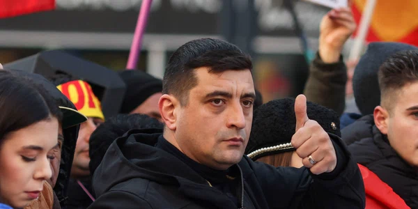 Reprezentanți ai partidului AUR și simpatizanți ai acestora și ai candidatului independent Călin Georgescu participă la o acțiune de protest cu titlul „Miting pentru democrație“ în București. FOTO Inquam Photos / George Călin