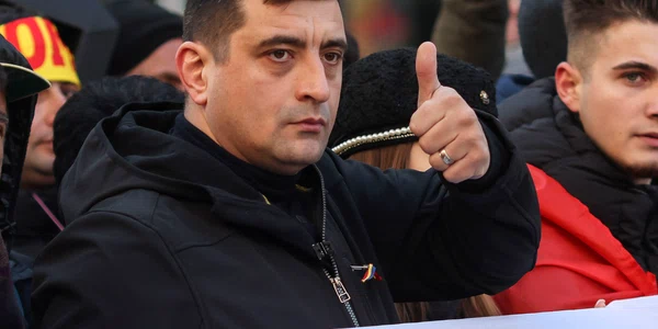 Reprezentanți ai partidului AUR și simpatizanți ai acestora și ai candidatului independent Călin Georgescu participă la o acțiune de protest cu titlul „Miting pentru democrație“ în București. FOTO Inquam Photos / George Călin