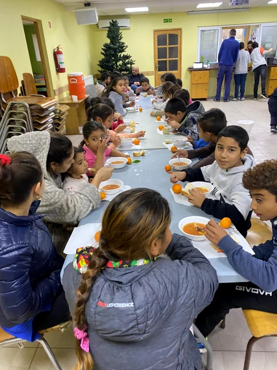 calarasi copii sarmani la masa FOTO I.S.