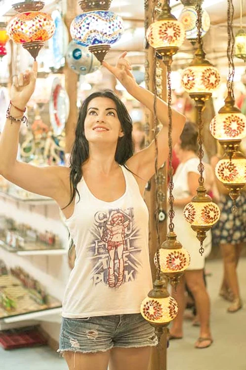 În marele bazar, „inima”  Istanbulului. Ca să nu se piardă  de ceilalţi membri ai grupului, Silvia  trebuia să recurgă la gesturi evidente