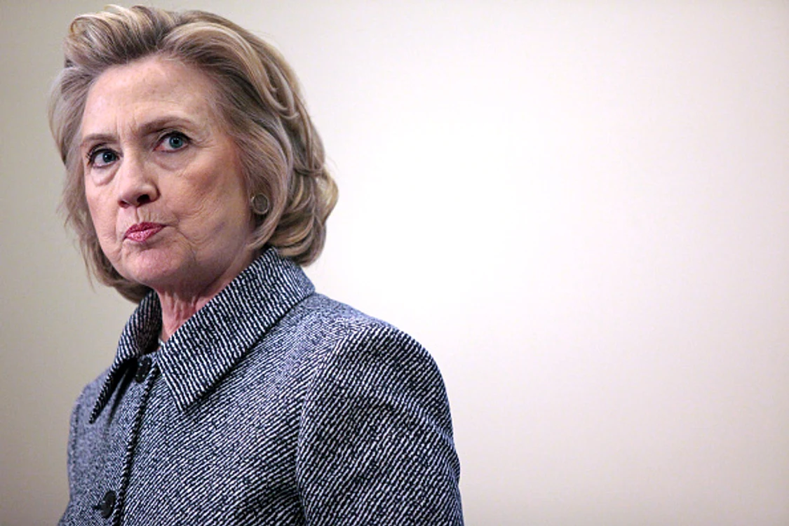 
    Hillary Clinton verificându-și mesajele de pe emailFoto Sun Times  