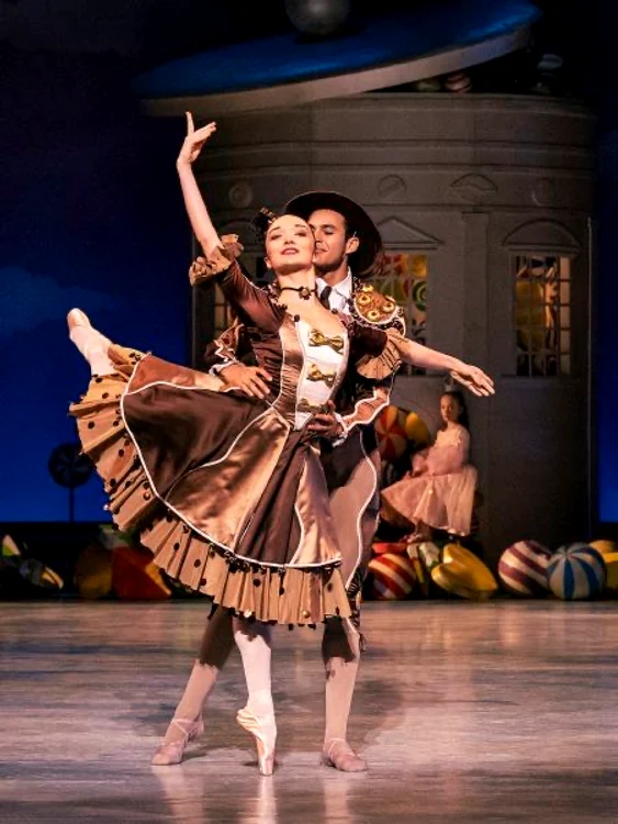 Marina Minoiu în ,,Spărgătorul de nuci", alături de balerinul Ryan Tomasch FOTO Henrik Stenberg