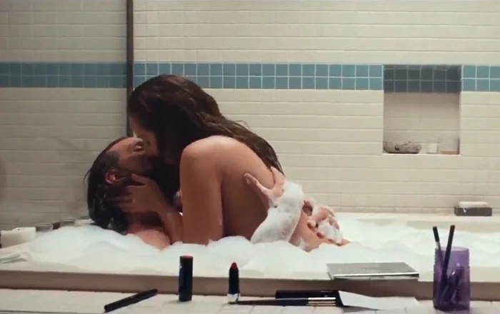 Lady Gaga, în braţele lui Bradley Cooper