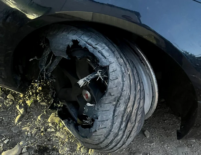 Mașina a fost oprită cu dispozitivul cu țepi tip spike FOTO: IPJ Suceava