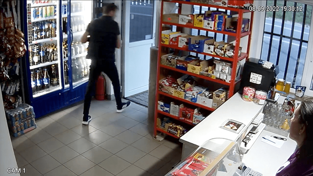 VIDEO Un vasluian fură bere sub ochii vânzătoarei. Înregistrarea, virală pe rețelele de socializare