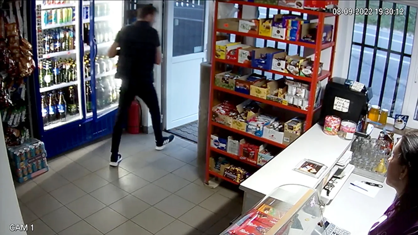 Momentul în care hoțul fuge cu două sticle de bere FOTO captură video