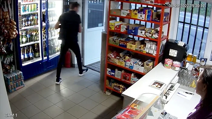 Momentul în care hoțul fuge cu două sticle de bere FOTO captură video