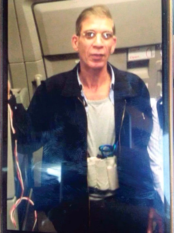 Libanezul Seif Eldin Mustafa a ameninţat că se aruncă în aer dacă piloţii nu aterizează pe aeroportul din Larnaca