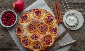 Tort cu mere si merisoare  Sursa foto shutterstock 303532685 jpg