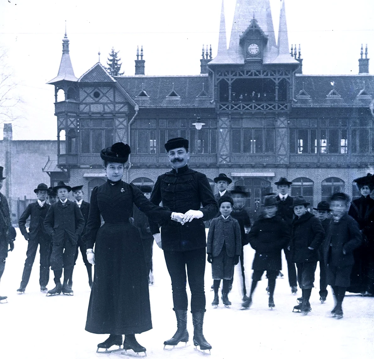 Pe patinoarul din fața casei Reuniunii de patinaj (în prezent, Olimpia – Muzeul Sportului și Turismului Montan) din Brașov, la 24 februarie 1907