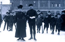 Pe patinoarul din fața casei Reuniunii de patinaj (în prezent, Olimpia – Muzeul Sportului și Turismului Montan) din Brașov, la 24 februarie 1907