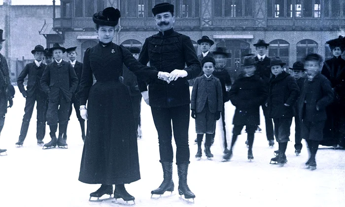 Pe patinoarul din fața casei Reuniunii de patinaj (în prezent, Olimpia – Muzeul Sportului și Turismului Montan) din Brașov, la 24 februarie 1907